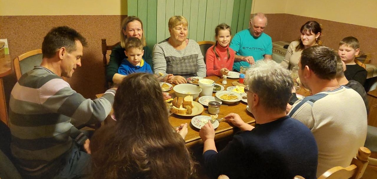 Cena famiglia accolta Operazione Pane