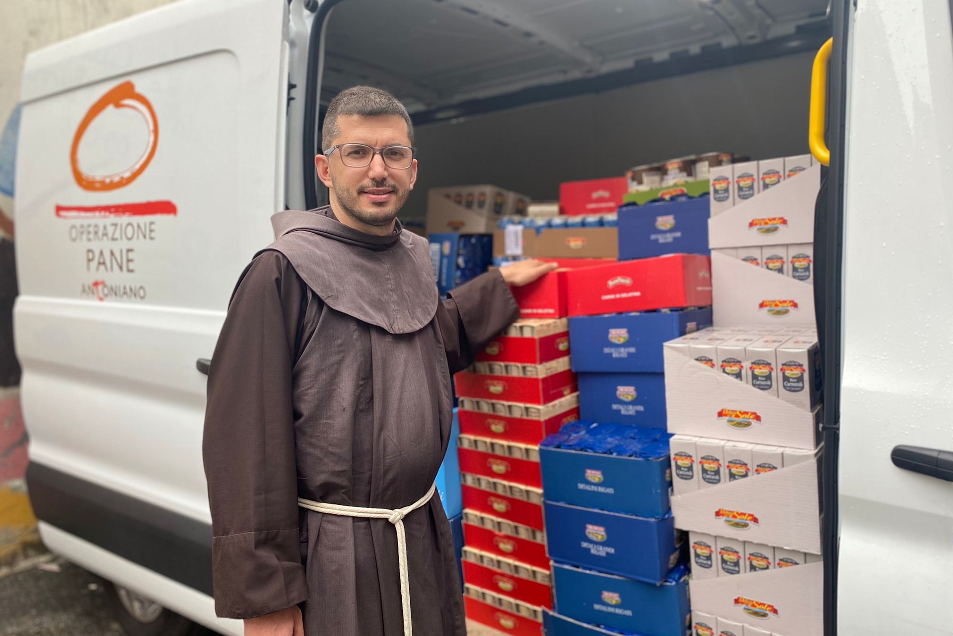 Ceste_alimentari Fra Etjen mentre scarica le ceste alimentari