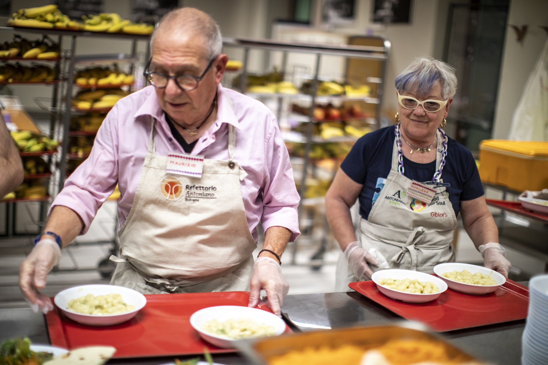 Foto mensa Antoniano - Marilena e Maurizio Marilena e Maurizio servono il pasto nella mensa di Antoniano