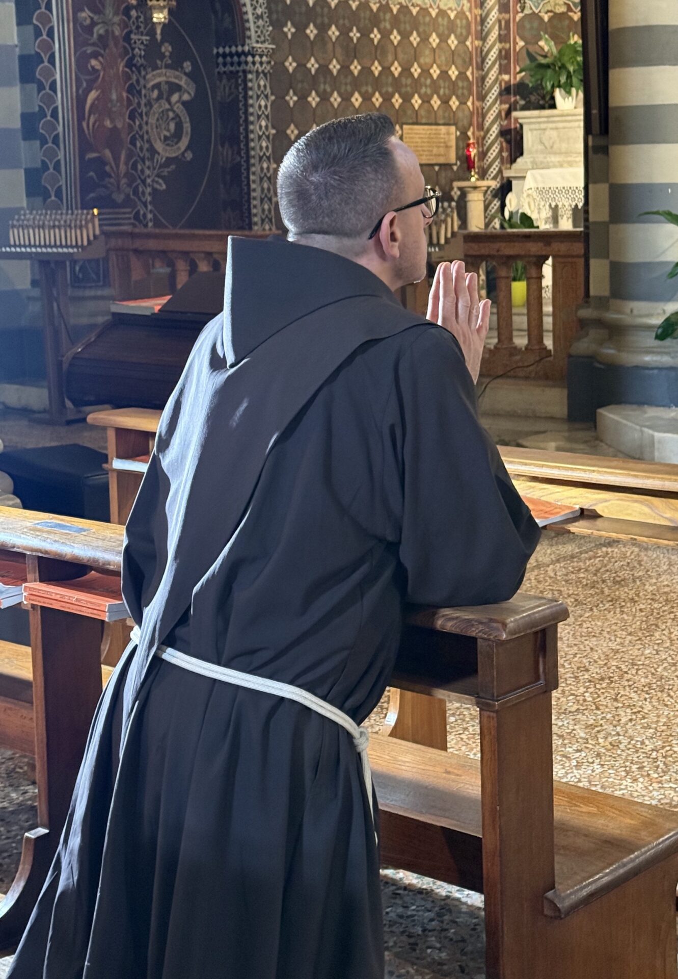 Fra Alessio in un momento di preghiera nella Basilica di Sant'Antonio a Bologna