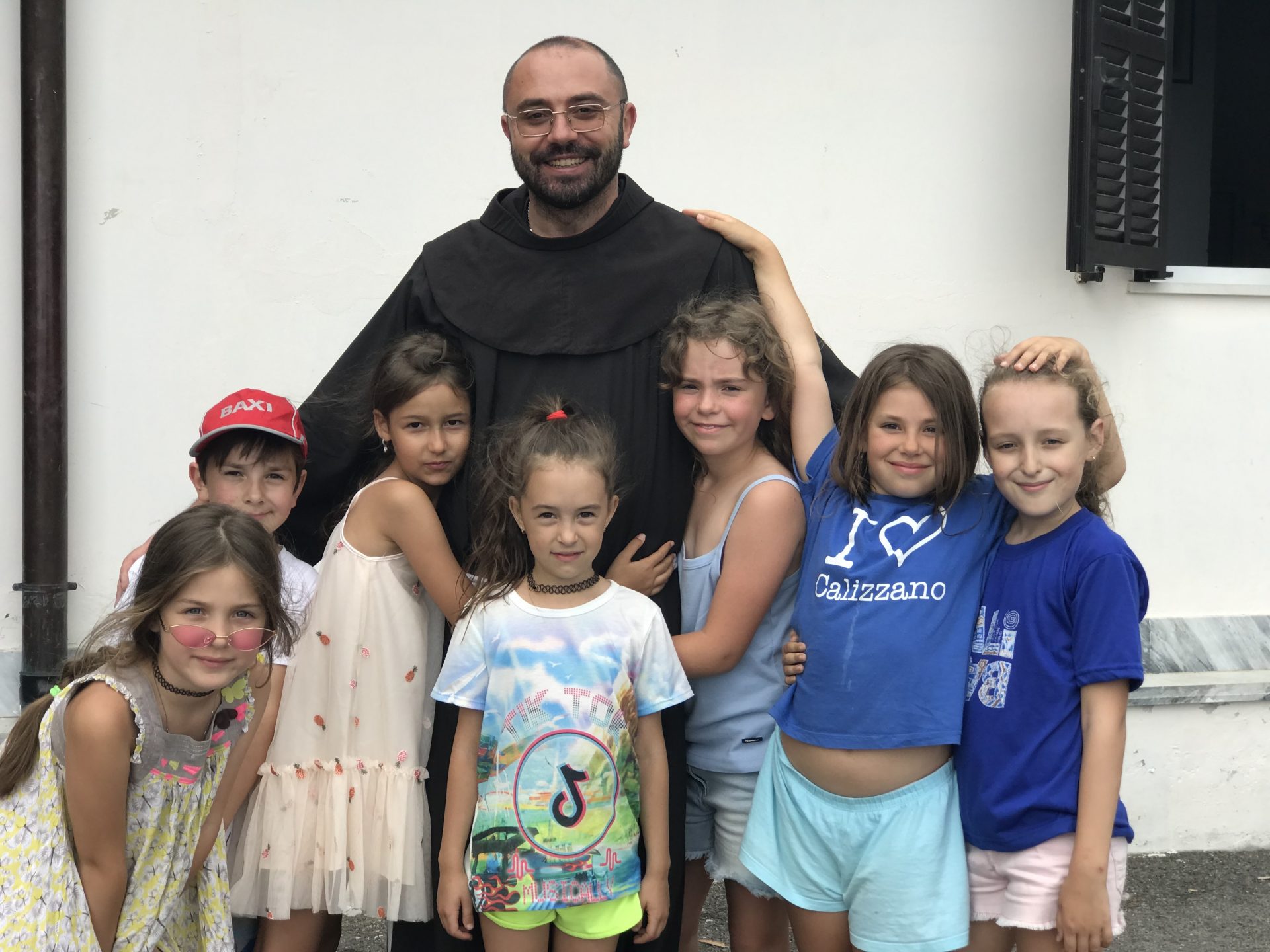 Fra Faustino con i bimbi ucraini accolti dal convento di Bordighera Fra Faustino con i bimbi ucraini accolti dal convento di Bordighera