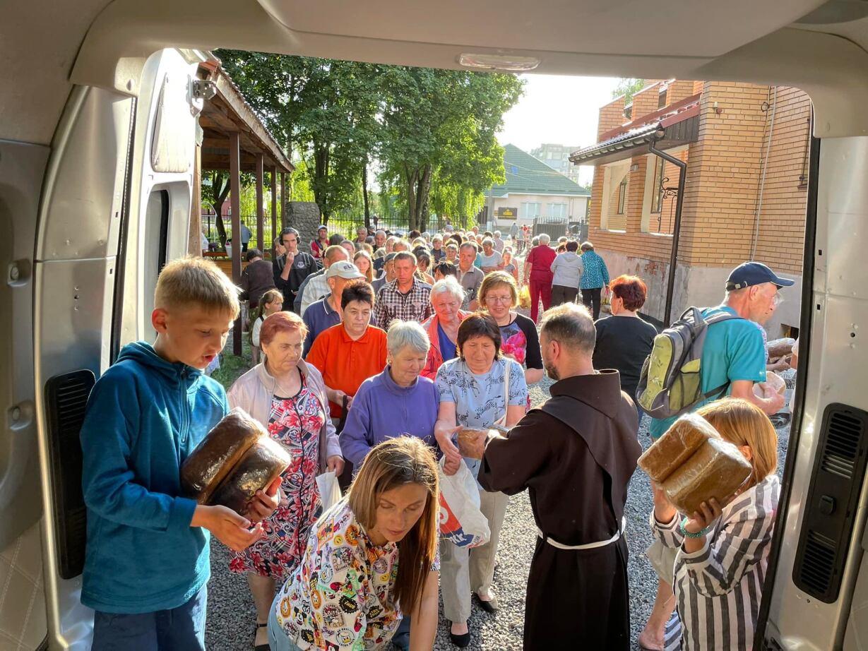 Fra Romuald durante la consegna dei viveri a Konotop, Ucraina