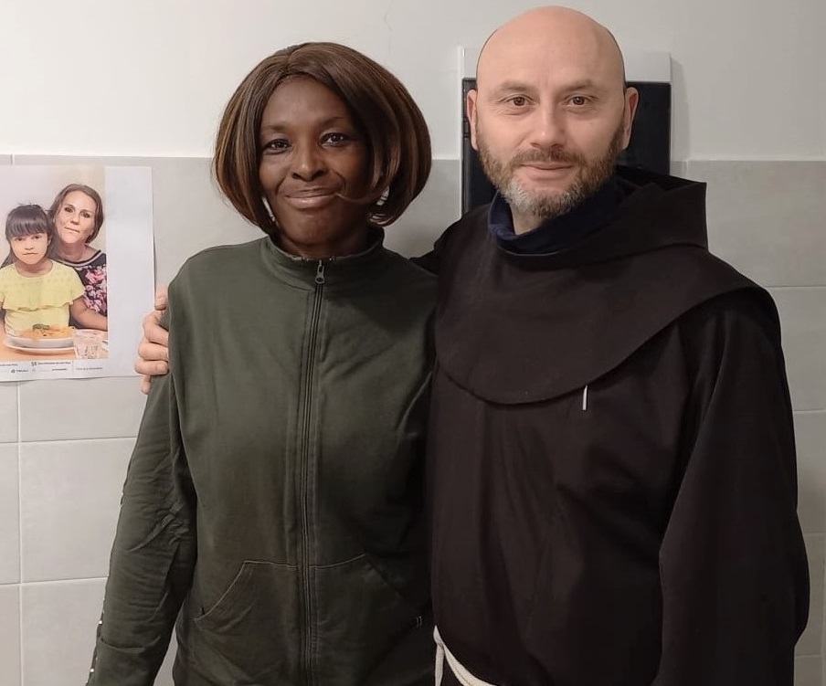 Mary e Fra Celestino nella mensa di Monza4 Fra Faustino con i bimbi ucraini accolti dal convento di Bordighera