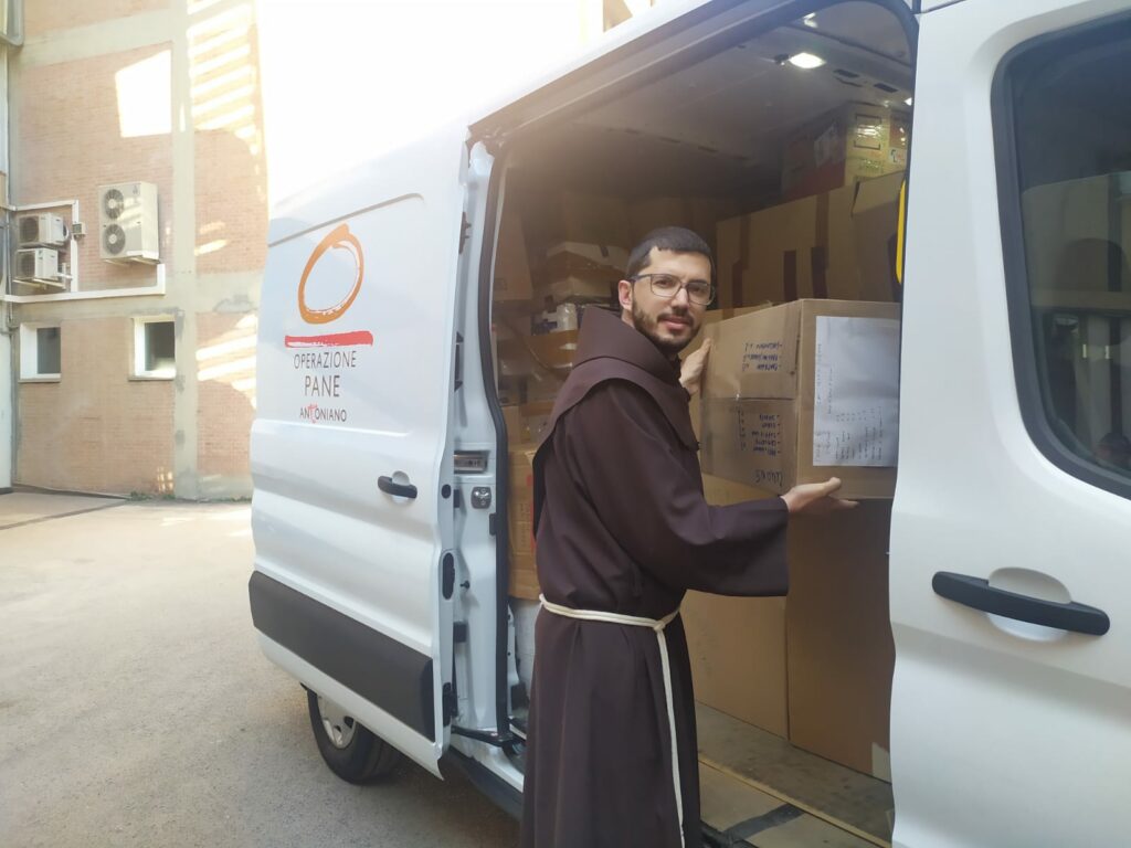 Dona una cesta alimentare alle famiglie