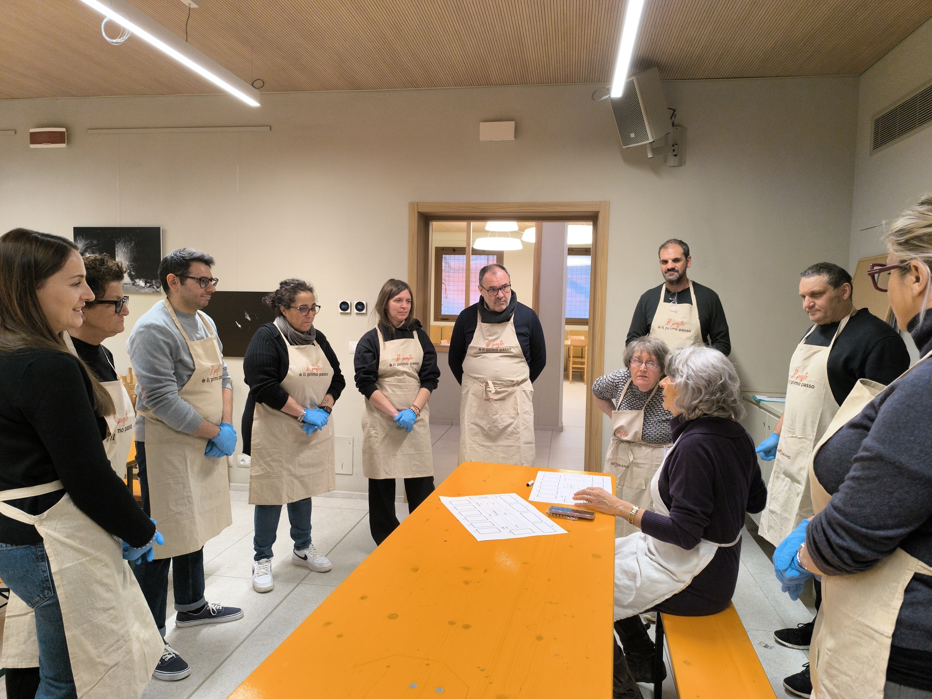 foto-3-pagina-volontariato-aziendale Un momento di formazione poco prima del servizio in una giornata di volontariato aziendale