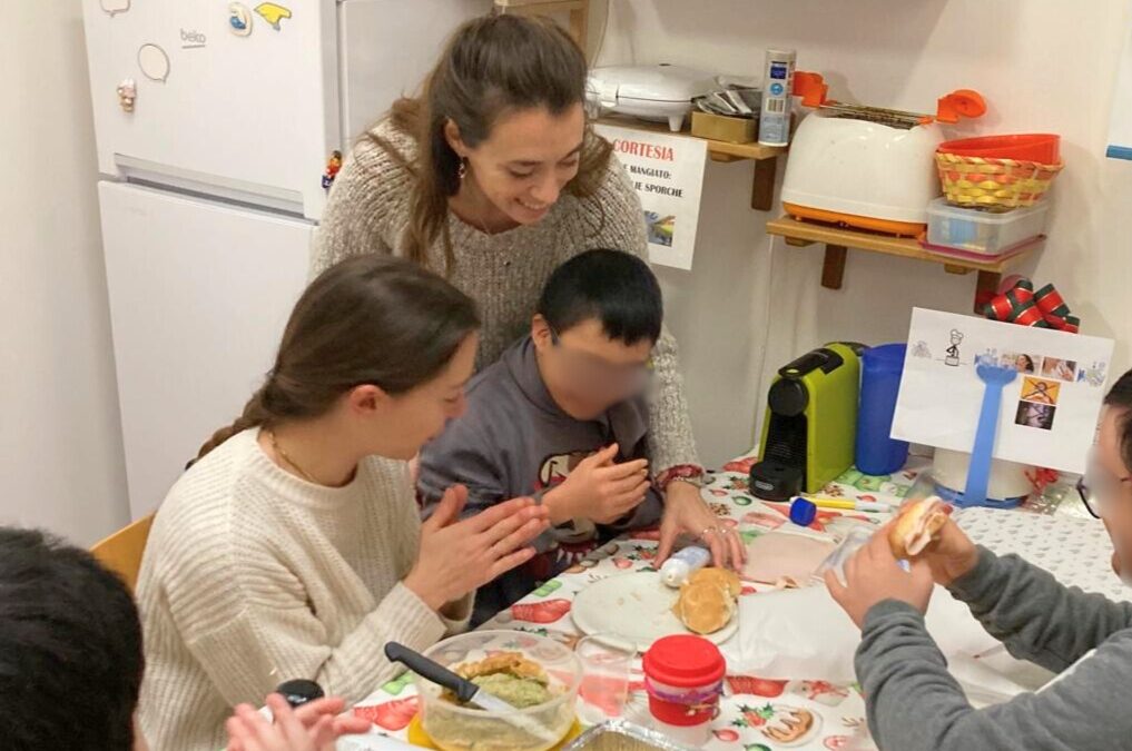 Due calzini spaiati possono camminare insieme.