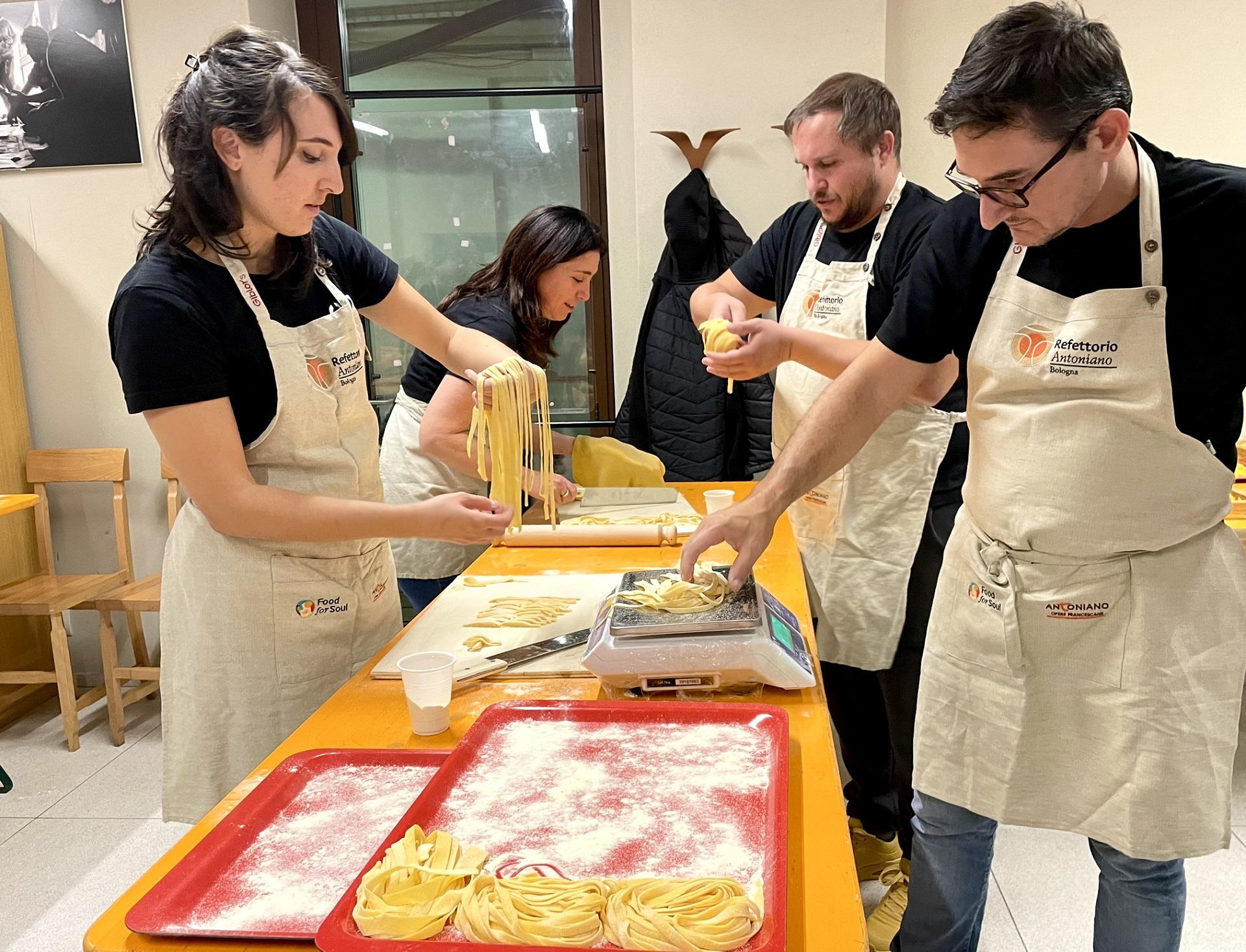 team building pasta-2 Paolo mentre serve un pasto durante un turno di volontariato aziendale